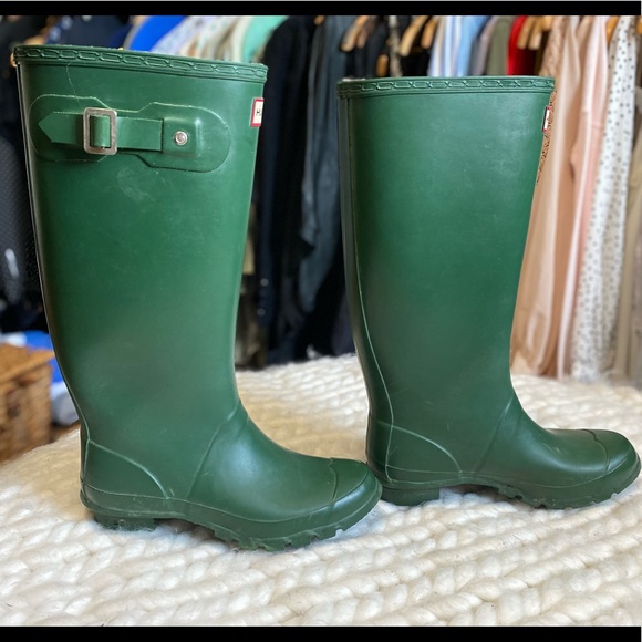 SOLD. Hunter rain boots - Picture 2 of 7